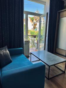 - un salon avec un canapé bleu et une table dans l'établissement Apart27, à Lviv