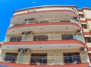 Un edificio con balcones a los lados. en Hostel Malibu, en Sunny Beach 10 fotos más
