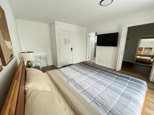 מיטה או מיטות בחדר ב-Letitia Heights !E Spacious and Quiet Private Bedroom with Private Bathroom