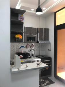 eine Küche mit Edelstahlschränken und einer Arbeitsplatte in der Unterkunft Seckebe immo et Business STUDIO DAKAR Suite 4 in Dakar