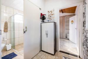 a bathroom with a toilet and a glass door at Guest House Vida Vibra in Ubatuba +37 photos