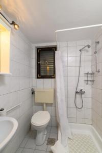 biała łazienka z toaletą i prysznicem w obiekcie Apartments with a parking space Kavran, Marcana - 14109 w mieście Kavran