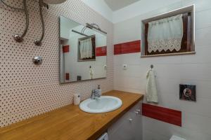 Kúpeľňa v ubytovaní Apartments by the sea Duce, Omis - 14587 + 11 fotografií