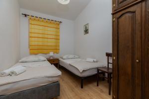 Posteľ alebo postele v izbe v ubytovaní Apartments by the sea Duce, Omis - 14587