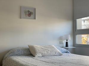 1 dormitorio con 1 cama y una foto en la pared en Dto Nuevo Barrio Universitario II , wifi y cochera-Check in express-Pet friendly en Bahía Blanca