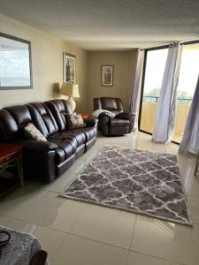 sala de estar con sofá de cuero y alfombra en Cozy Gulf of Mexico Resort Condo #603 in Hudson en Hudson