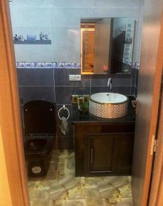 A bathroom at Appart moderne à côté d'Ouasiria