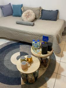 uma sala de estar com duas mesas e um sofá em Le 63* em La Trinité