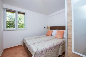 Postel nebo postele na pokoji v ubytování Apartments with a parking space Biograd na Moru, Biograd - 863