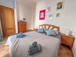 1 dormitorio con 1 cama con toallas en BeniSol tu hogar en Benidorm en Benidorm