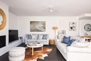 Sala de estar con 2 sofás y mesa en Treasure on Trestles - Premium Holiday Home hosted by Holiday Management, en Casuarina