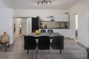 uma cozinha com mesa e cadeiras num quarto em Family friendly apartments with a swimming pool Poljica, Trogir - 21592 em Marina