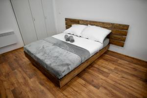 Un dormitorio con una cama con dos zapatos. en Vila Antonio en Praga