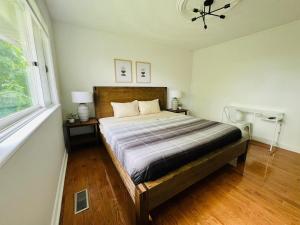 um quarto com uma cama e uma janela em Letitia Heights !F Spacious and Stylish Private Bedroom with Shared Bathroom em Barrie