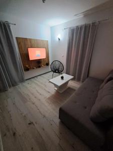 TV i/ili multimedijalni sistem u objektu Apartment West Stara Pazova