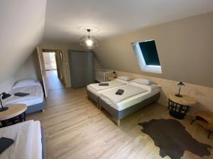 1 dormitorio con 2 camas y 2 mesas en Chata Pekný les en Horní Hámry