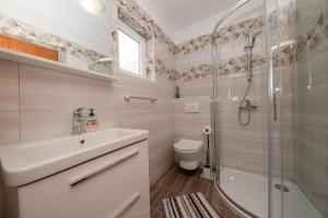 ラブにあるApartments with parking space Palit, Rab - 4970のシャワー、洗面台、トイレ付きのバスルーム +39枚の写真