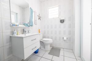Kupatilo u objektu R&V Combate Beach House 1 with Pool