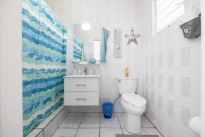 Kupatilo u objektu R&V Combate Beach House 1 with Pool