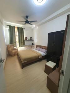 een slaapkamer met een bed en een plafondventilator bij Gravit 8 , Ashino in Klang