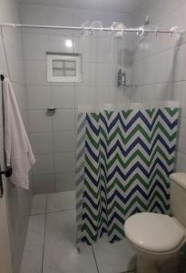 uma casa de banho com um WC e um chuveiro em Apê Térreo, próximo ao Shopping! em Petrolina