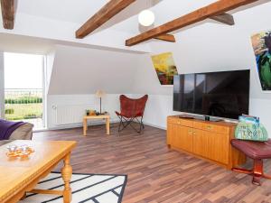 uma sala de estar com uma grande televisão de ecrã plano em Holiday home Harboøre XXXV em Harboør