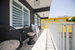 Ban công/sân hiên tại R&V Combate Beach House, 2nd Floor with Pool
