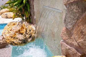 Hồ bơi trong/gần R&V Combate Beach House, 2nd Floor with Pool