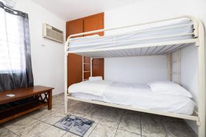 Giường trong phòng chung tại R&V Combate Beach House, 2nd Floor with Pool