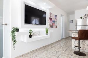 TV/trung tâm giải trí tại R&V Combate Beach House, 2nd Floor with Pool