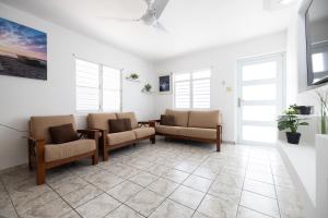sala de estar con 2 sillas y mesa en R&V Combate Beach House, 2nd Floor with Pool, en Cabo Rojo