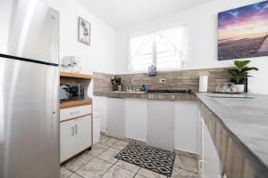 Nhà bếp/bếp nhỏ tại R&V Combate Beach House, 2nd Floor with Pool