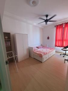 een slaapkamer met een bed en een plafondventilator bij Gravit 8 , Ashino in Klang