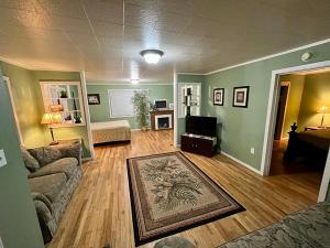 ein Wohnzimmer mit einem Sofa und einem TV in der Unterkunft The Cascade Motel in Cascade Locks