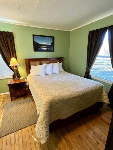 Rúm í herbergi á The Cascade Motel