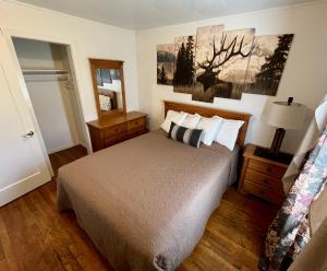 Rúm í herbergi á The Cascade Motel