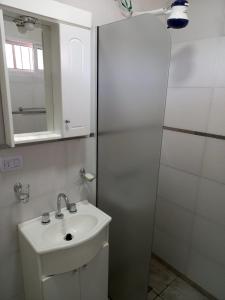 uma casa de banho com um lavatório e um chuveiro em Casa Costa Sur em Posadas