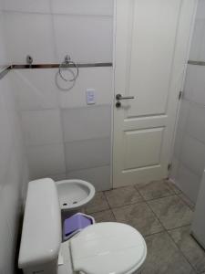 uma pequena casa de banho com WC e lavatório em Casa Costa Sur em Posadas