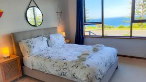 Schlafzimmer mit einem Bett und Meerblick in der Unterkunft Captains on-the-seafront - stunning sea views- 4br 2bth - large waterfront house in Kingscote