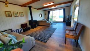 Posezení v ubytování Captains on the Seafront - Winter Fire - stunning sea views- 4br 2bth - large waterfront