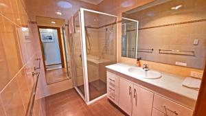Koupelna v ubytování Captains on the Seafront - Winter Fire - stunning sea views- 4br 2bth - large waterfront