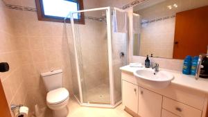 Koupelna v ubytování Captains on the Seafront - Winter Fire - stunning sea views- 4br 2bth - large waterfront + 17 fotografií