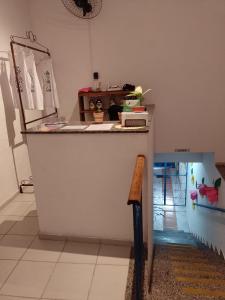 Kuchyňa alebo kuchynka v ubytovaní Pouso das Artes Cachoeira-hospedaria e espaço cultural