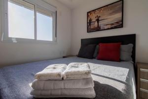 Un pat sau paturi într-o cameră la Sunset Studio - GRU