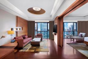uma sala de estar com vista para a cidade em Swissôtel Grand Shanghai em Xangai