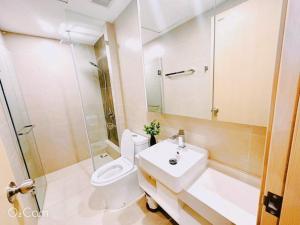 a bathroom with a sink and a toilet and a shower at CĂN HỘ 5 SAO THE SÓNG VŨNG TÀU- CONDOTEL 5 STAR THE SÓNG APARTMENT Mr VƯƠNG. in Vung Tau