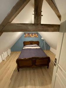 una camera da letto con letto in mansarda di Gîte chez Line & Mon a Bournonville