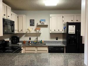 Kitchen o kitchenette sa SPECIAL RATE Golfer's Paradise & 10 Minutes to Rocky Top Sports