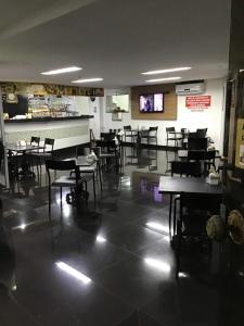 uma sala de jantar com mesas e cadeiras num restaurante em Apart hotel otima localizaçao em Brasilia em Brasília