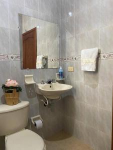 Ett badrum på Hospedaje Casa Lola
